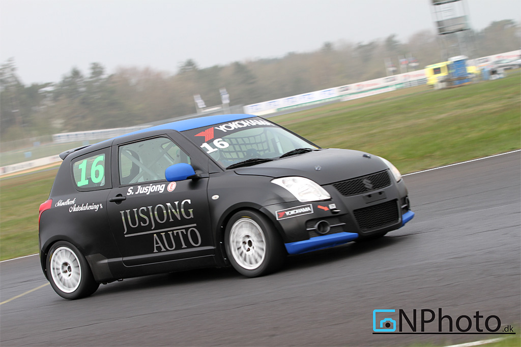 Både Steffan Jusjong (16) og Kenneth Jerkel (ikke på billede) fik desværre en meget kort weekend. Begge havde så store problemer med motoren i hver deres Suzuki Swift Sport, at de ikke kunne deltage i løbene
(Foto: CNPhoto.dk)